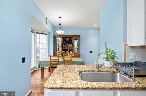 6408 Hawk Vw Ln, Alexandria VA 22312-3985 exterior