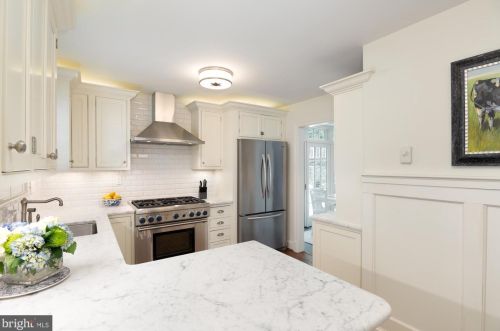 5103 Duvall Dr, Bethesda MD 20816-1871 exterior