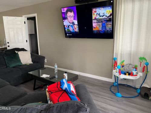 154 Hughes Dr, Oxnard CA  93033-5328 exterior