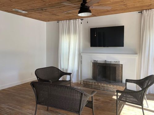 1233 Delano St, Austin TX  78721-2103 exterior