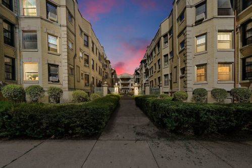 5520 Cornell Ave, Chicago IL  60637-1915 exterior