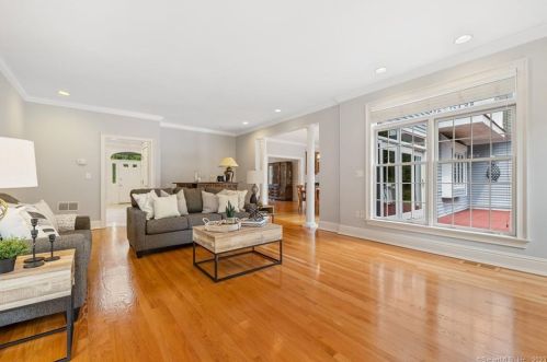 2 Farmington Rdg Dr, Farmington CT 06032-2456 exterior