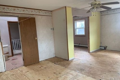 39 Ash St, Central Islip NY 11722-3828 exterior