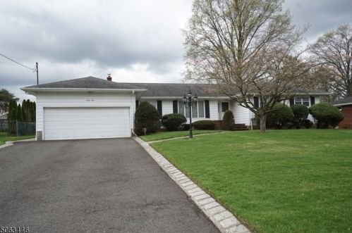 39 Frances Dr, Clark, NJ 07066-1717