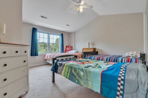 6 Townsend Dr, Dover NH 03820-6514 exterior