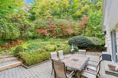 51 Whippoorwill Rd, Armonk, NY 10504-1104