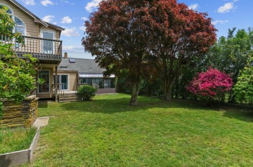 10 Beacon Ter, Middletown RI 02842-4808 exterior