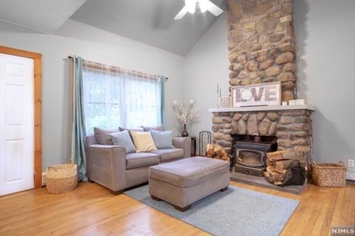 24 Forest Ave, Montvale, NJ 07645-2205