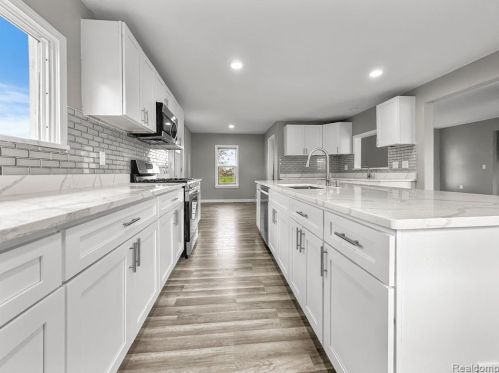 19433 22 Mile Rd, Macomb Township MI 48044-1706 exterior