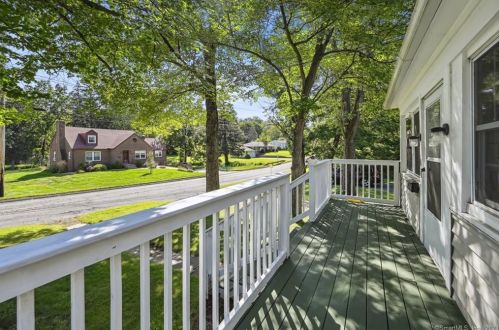 43 St, Windsor Locks CT 06096-1357 exterior