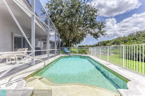 7948 Lando Ave, Boynton Beach FL 33437-6359 exterior