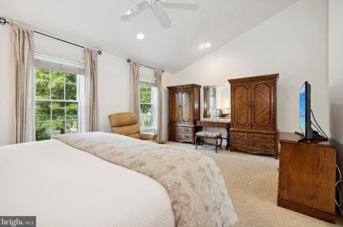 933 Willowleaf Way, Rockville MD 20854-2946 exterior