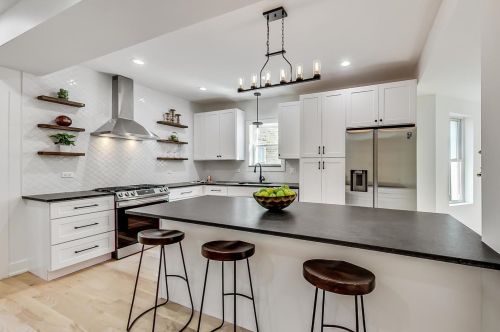 2830 Barry Ave, Chicago IL  60618-7016 exterior