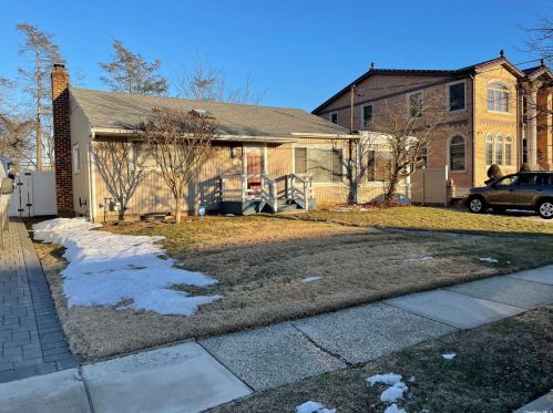 991 Dana Ave, Valley Stream, NY 11580-1310