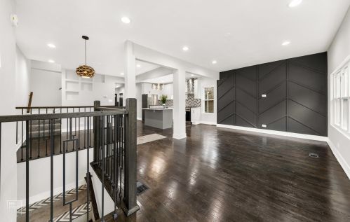 8224 Woodlawn Ave, Chicago, IL 60619-4520