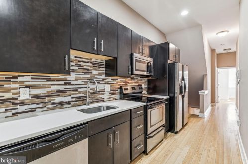 3144 Broad St, Philadelphia PA 19123-0032 exterior