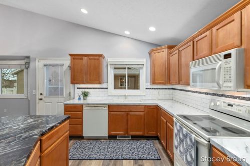 1730 Lisa Dr, Byron Township MI 49315-8006 exterior