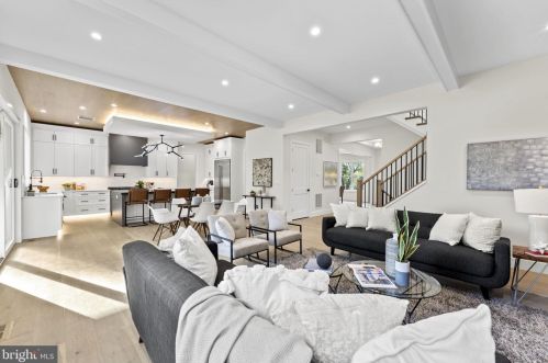 1327 Mayflower Dr, Mc Lean VA 22101-3405 exterior