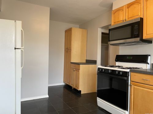 148 Maple St, Valley Stream NY  11580-4621 exterior