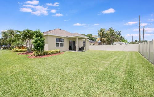 557 Dalton Cir, Fort Pierce FL 34953-5814 exterior