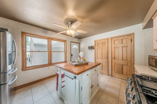 8127 Wright St, Milwaukee WI 53206-3139 exterior