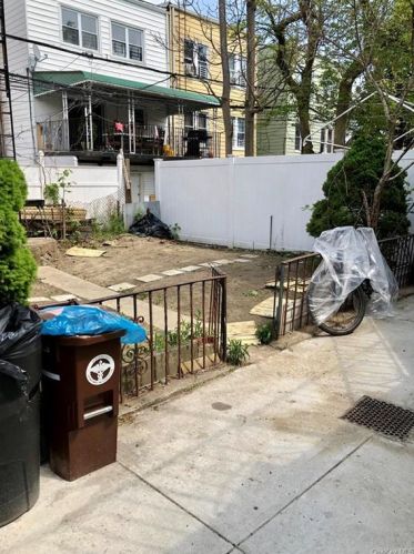 1848 Holland Ave, Bronx NY 10467-8709 exterior