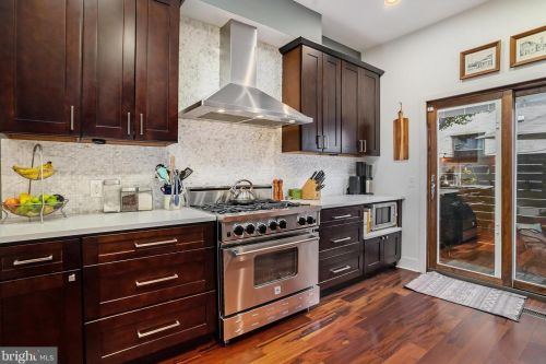 2225 Christian St, Philadelphia PA 19147-3710 exterior