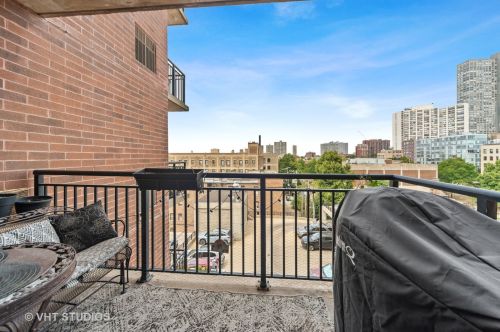 828 Grace St, Chicago IL  60613-5758 exterior