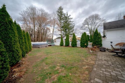 6 Harris St, Enfield CT 06082 exterior