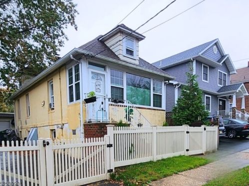 39 Douglas St, Perth Amboy, NJ 08863-2236