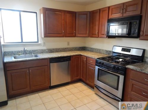 37 Gate House Ln, Edison NJ  08820-4005 exterior