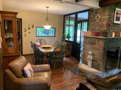 18 Pleasant Vw Rd, Poughkeepsie NY 12603-1420 exterior