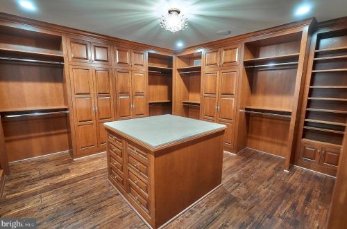 2221 Jefferson Ln, Huntingdon Valley PA 19006-6038 exterior