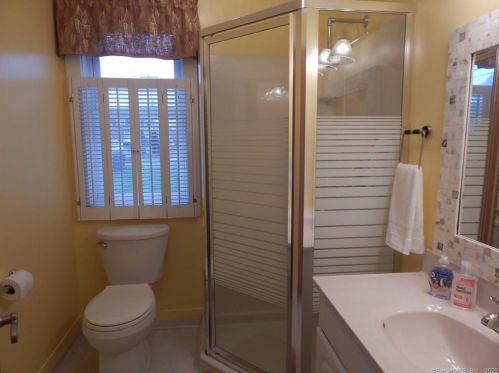 38 Concord Ave, Milford CT 06460-4111 exterior