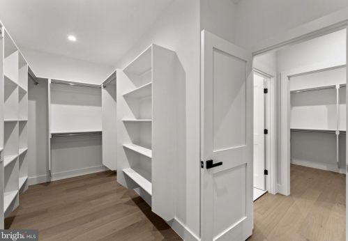 1327 Mayflower Dr, Mc Lean VA 22101-3405 exterior