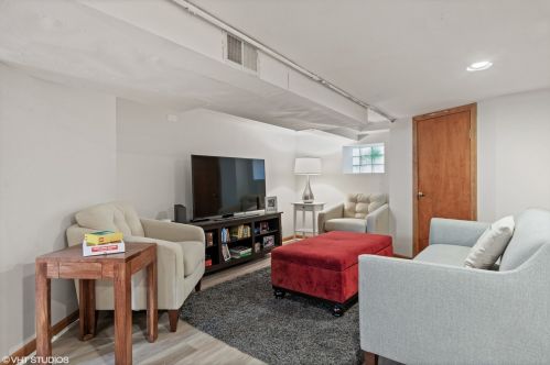 2163 Leland Ave, Chicago IL 60625-1528 exterior