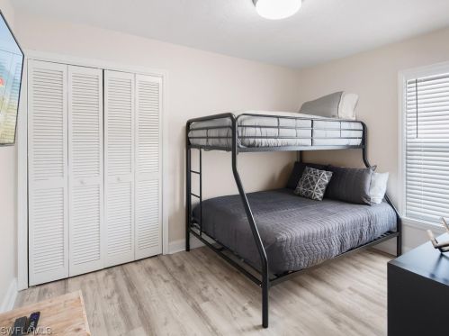 698 99 Ave, Naples FL 34108-2230 exterior