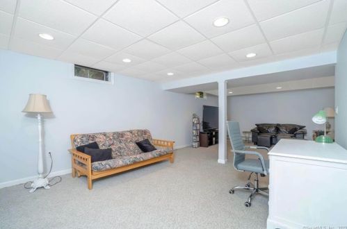 8 Jennifer Dr, North Haven CT 06473-2041 exterior