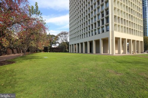 210 Locust St, Philadelphia PA 19106-3945 exterior