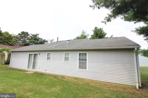 9 Datchet Close, East Freehold NJ 07728-3822 exterior