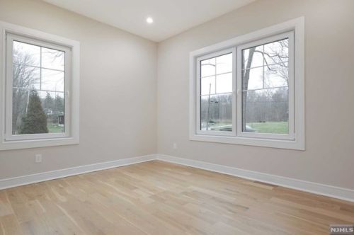 69 Grandview Ave, Upper Saddle River NJ 07458-2127 exterior