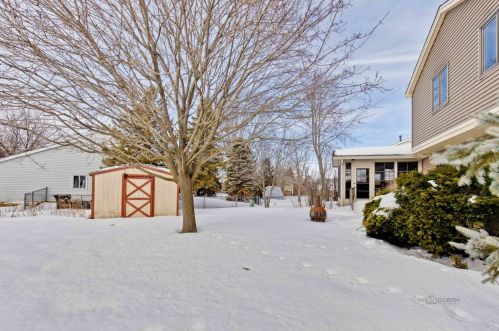 1404 Candlewood Dr, Bull Valley IL 60014-8964 exterior