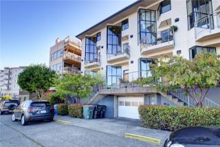 2048 13th Ave, Seattle WA  98119-2753 exterior