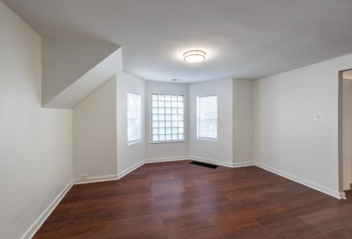 8542 Oglesby Ave, Chicago IL 60617-5251 exterior