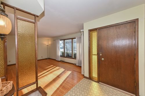 6262 Pierner Pl, Milwaukee, WI 53223-1528