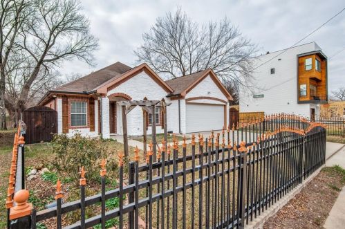 922 Bayonne St, Dallas TX  75212-5302 exterior