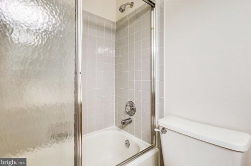 6026 Lands End Ln, Alexandria VA 22315-2669 exterior