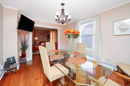 46 Glenwood St, Manchester CT  06040-6142 exterior