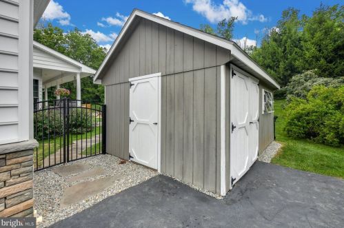 1049 Cider Press Ln, Quakertown PA 18951-5508 exterior