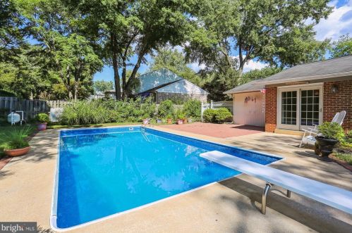 7641 Miller Fall Rd, Rockville MD 20855-1165 exterior